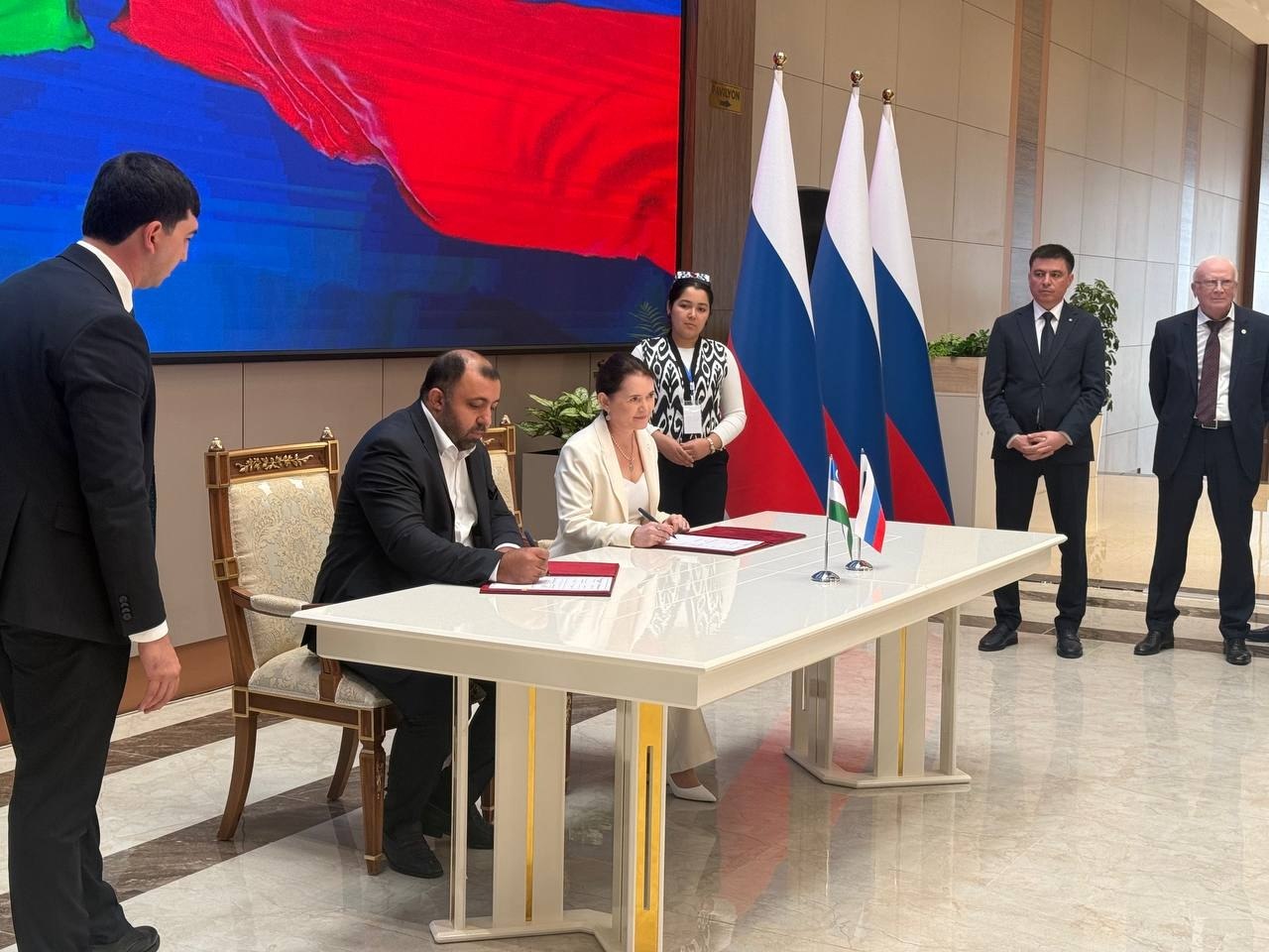Suat Okkan rasmiy imzolash marosimida ishtirok etmoqda