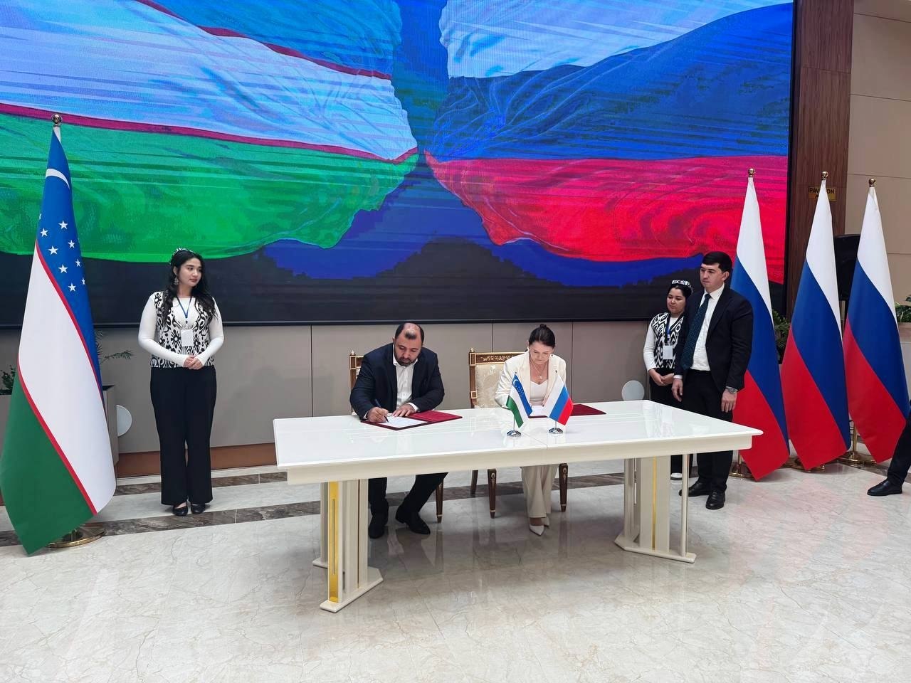 Suat Okkan xalqaro hamkorlik bitimini imzolash marosimida